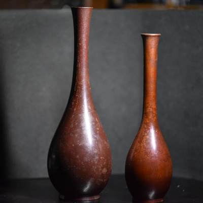 【良泉】第三十二期【直播场】5月8日晚19.30点开拍！200组，西方古代钱币、日本杂项专场 - 【日本】紫铜、斑铜，净瓶一对（一只带款，高度分别约19 22厘米，重量分别为228克 282克）