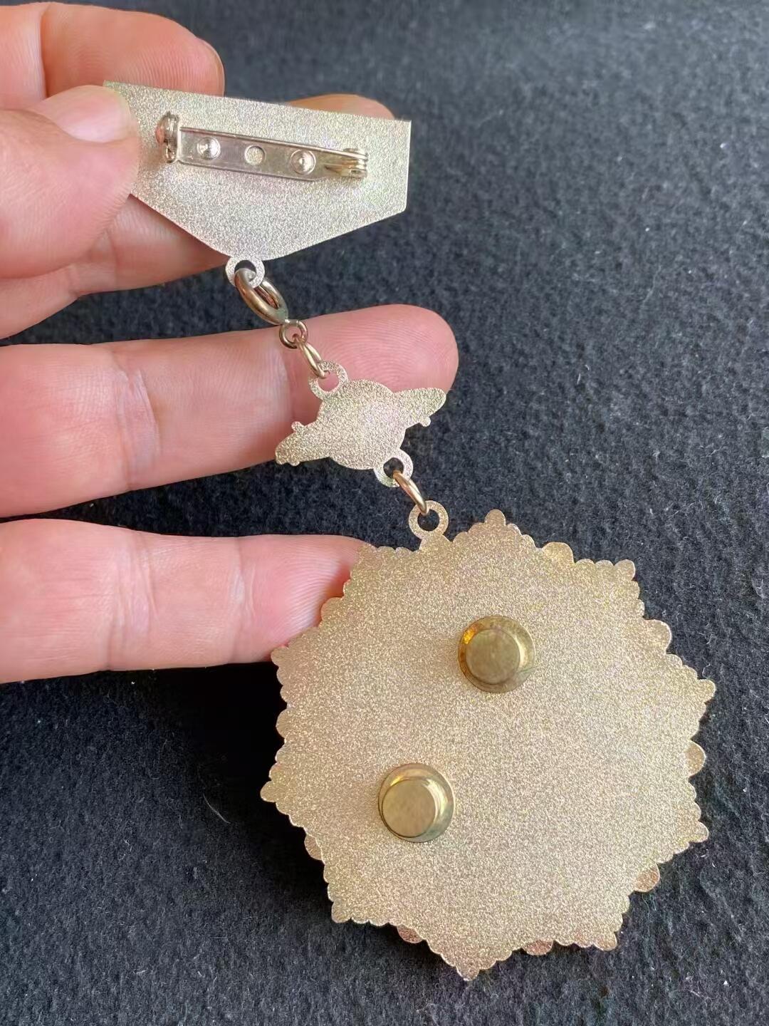 ~2020见疫勇为，抗击疫情。字节跳动奖章！国家红十字基金会制发，可颈戴挂戴胸戴3种佩戴方式。 ~4层工艺，锌合金材质，仿珐琅填色，当年设计制作够费劲了！