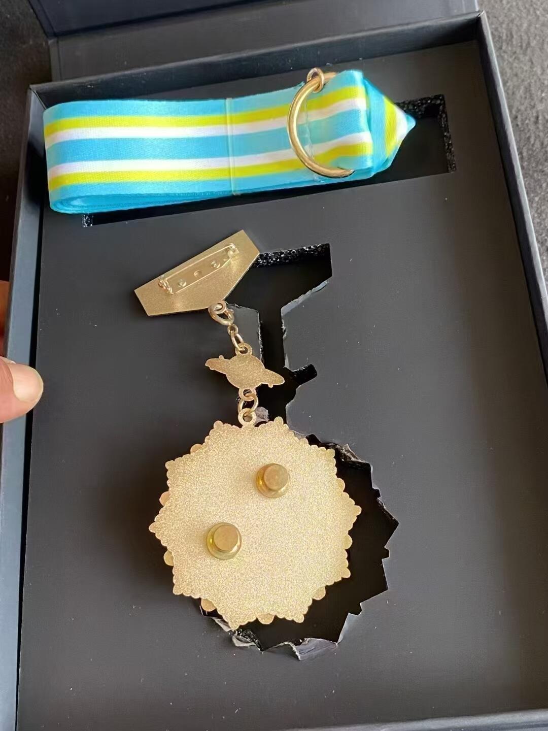 ~2020见疫勇为，抗击疫情。字节跳动奖章！国家红十字基金会制发，可颈戴挂戴胸戴3种佩戴方式。 ~4层工艺，锌合金材质，仿珐琅填色，当年设计制作够费劲了！