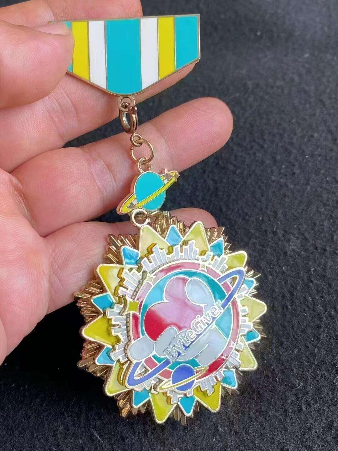~2020见疫勇为，抗击疫情。字节跳动奖章！国家红十字基金会制发，可颈戴挂戴胸戴3种佩戴方式。 ~4层工艺，锌合金材质，仿珐琅填色，当年设计制作够费劲了！