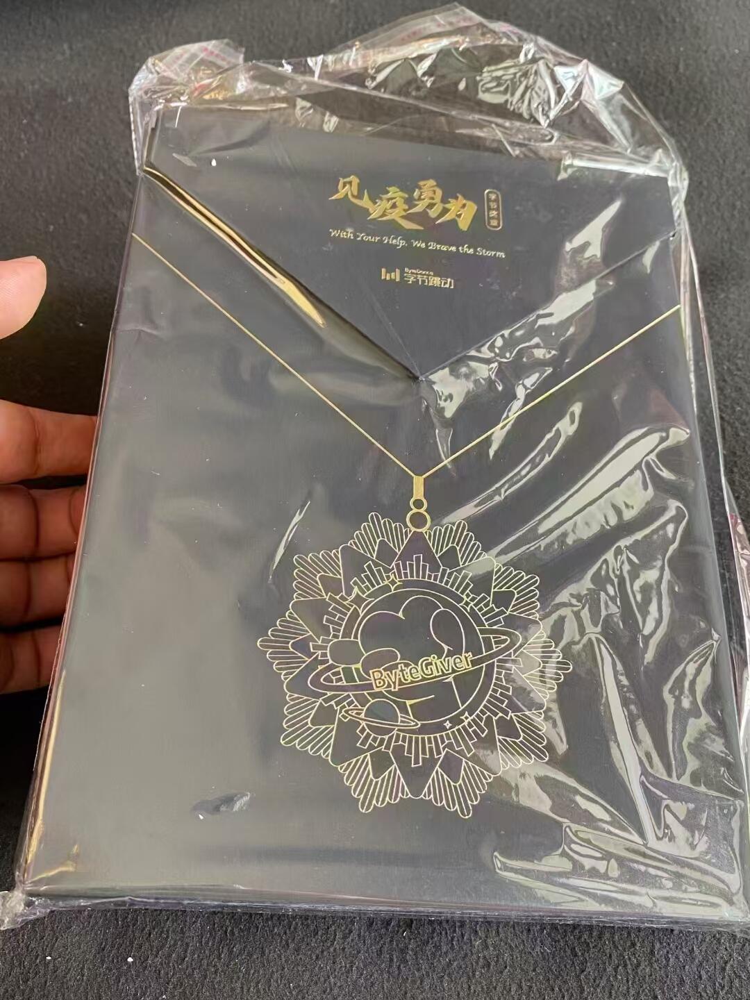 ~2020见疫勇为，抗击疫情。字节跳动奖章！国家红十字基金会制发，可颈戴挂戴胸戴3种佩戴方式。 ~4层工艺，锌合金材质，仿珐琅填色，当年设计制作够费劲了！