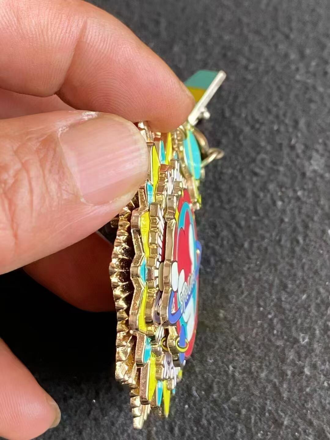 ~2020见疫勇为，抗击疫情。字节跳动奖章！国家红十字基金会制发，可颈戴挂戴胸戴3种佩戴方式。 ~4层工艺，锌合金材质，仿珐琅填色，当年设计制作够费劲了！