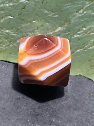 精美高玉化天眼纹一线缠丝玛瑙唐八棱珠一颗 精美高玉化天眼纹一线缠丝玛瑙唐八棱珠一颗