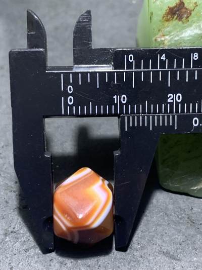 精美高玉化天眼纹一线缠丝玛瑙唐八棱珠一颗 精美高玉化天眼纹一线缠丝玛瑙唐八棱珠一颗