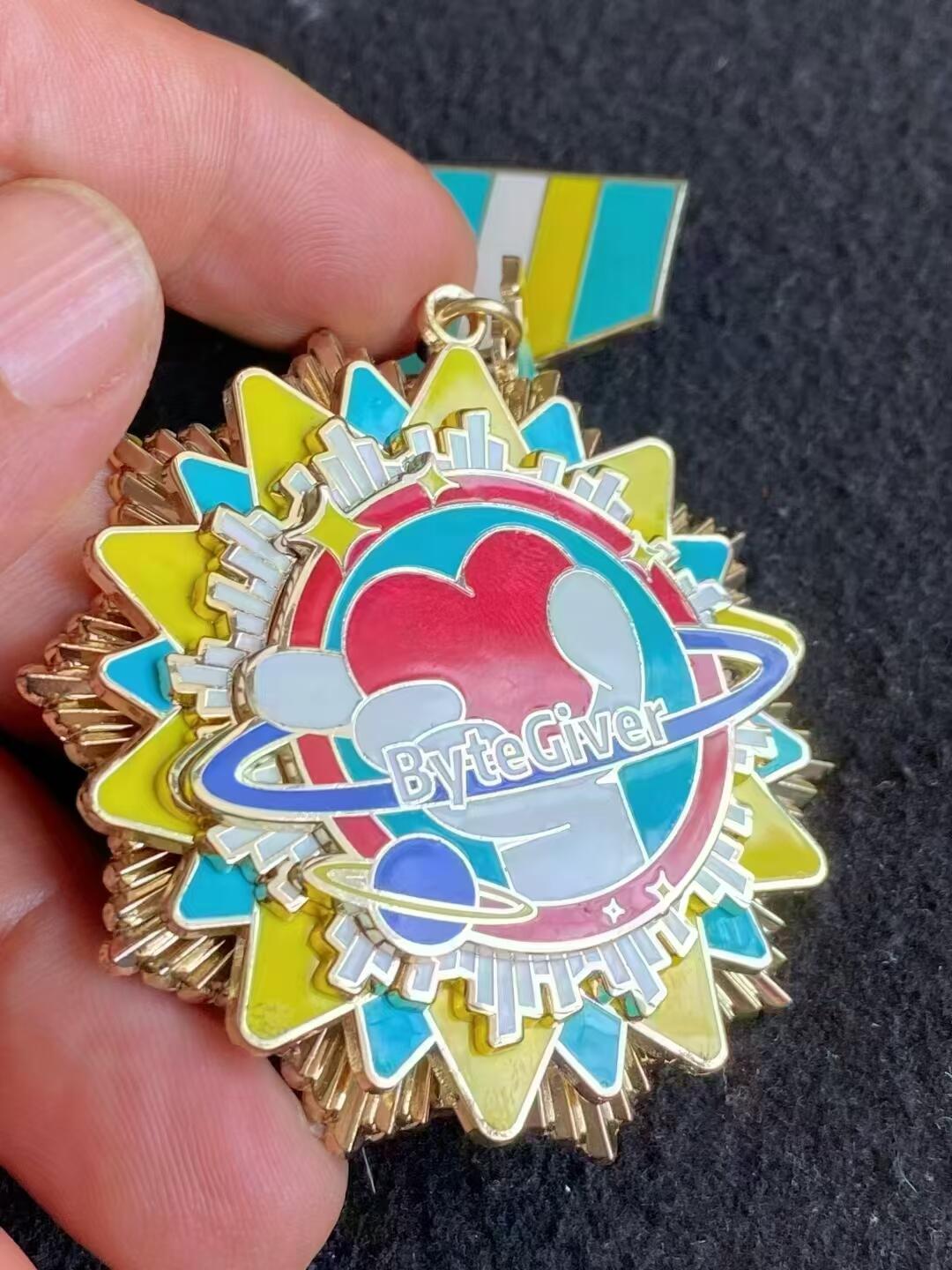 ~2020见疫勇为，抗击疫情。字节跳动奖章！国家红十字基金会制发，可颈戴挂戴胸戴3种佩戴方式。 ~4层工艺，锌合金材质，仿珐琅填色，当年设计制作够费劲了！