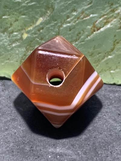 精美高玉化天眼纹一线缠丝玛瑙唐八棱珠一颗 精美高玉化天眼纹一线缠丝玛瑙唐八棱珠一颗