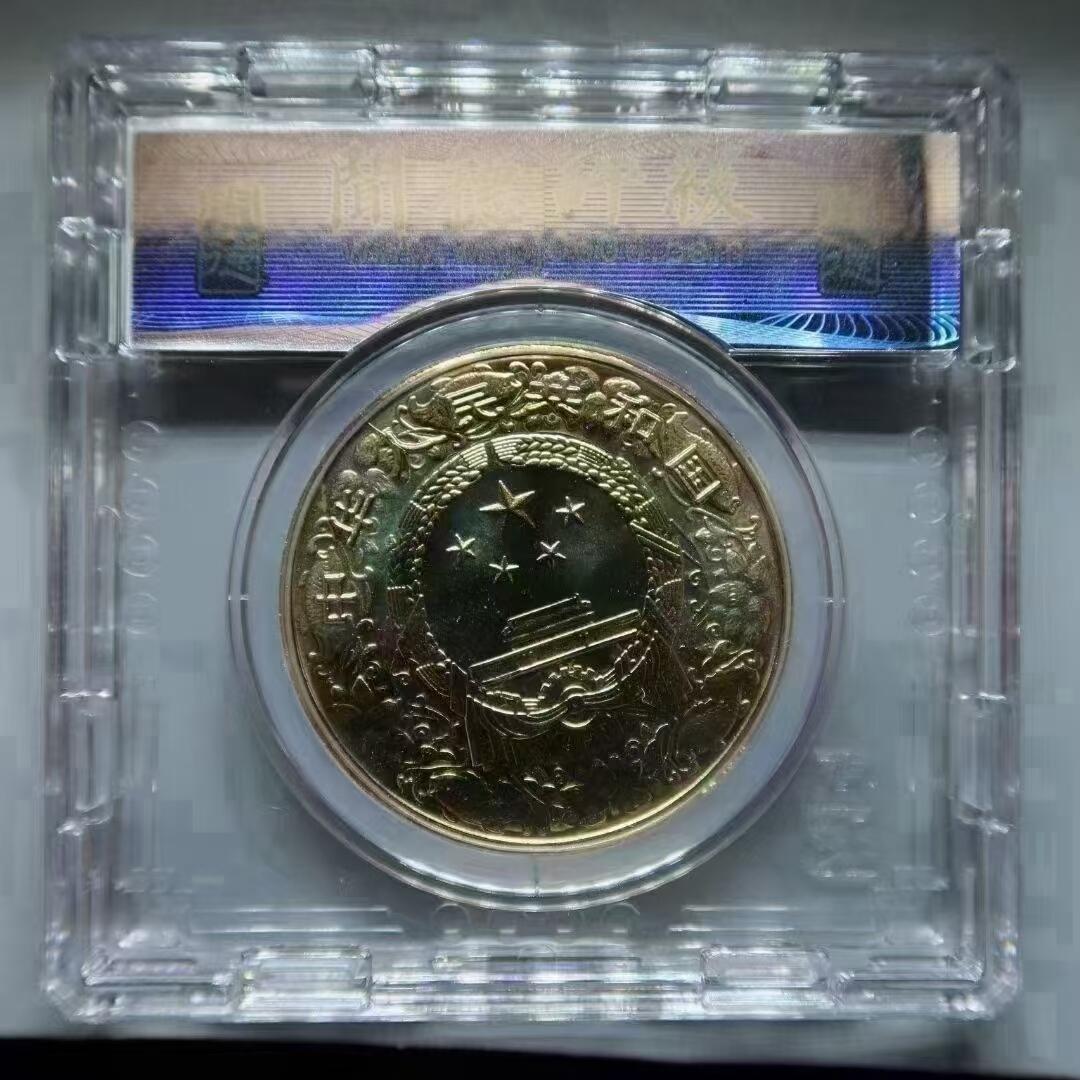 2020抗击疫情。逆行天使。大爱无疆\n镀金镀银​纪念章一套两枚。