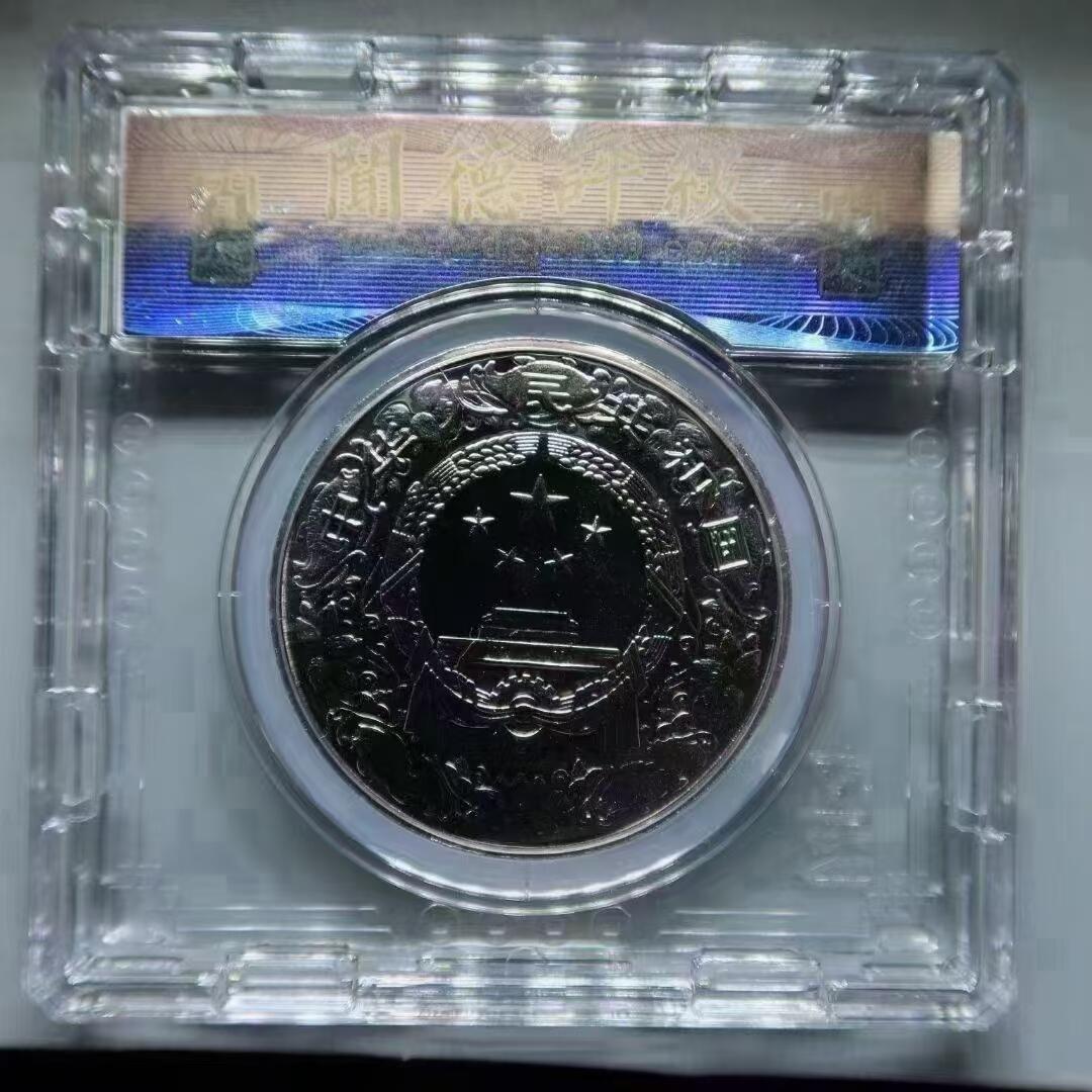 2020抗击疫情。逆行天使。大爱无疆\n镀金镀银​纪念章一套两枚。