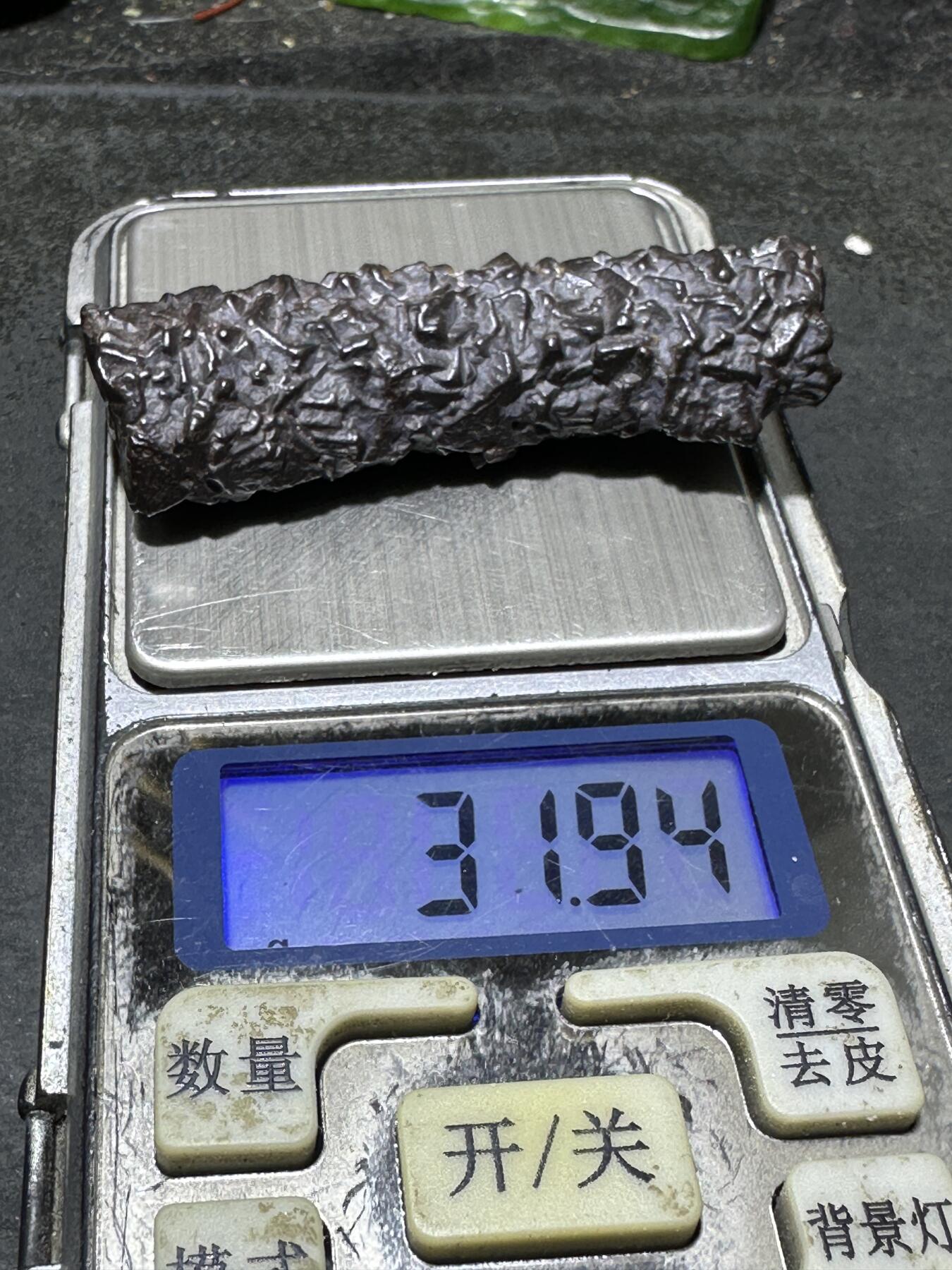 精美罕见戈壁管状黑金刚原石一块，