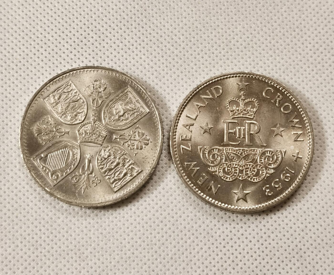  甄臻铺-世界币章拍卖（第15期）套币，现代银币专场。送拍享返佣金等优惠多多 新西兰、英国1953年伊丽莎白二世女王登基克朗纪念币2枚，带盒