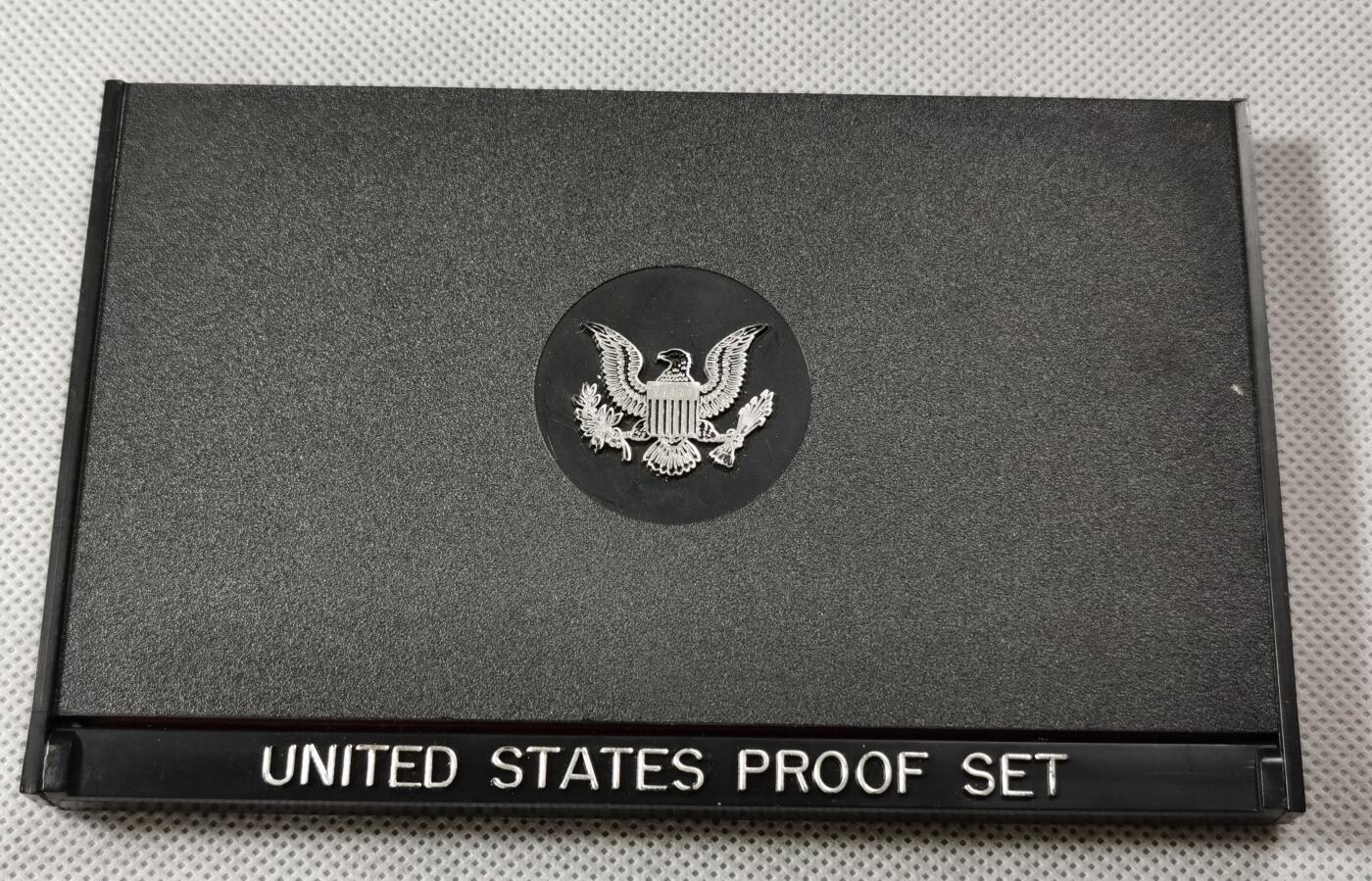  甄臻铺-世界币章拍卖（第15期）套币，现代银币专场。送拍享返佣金等优惠多多 美国1976年盒装精制套币，几乎未氧化