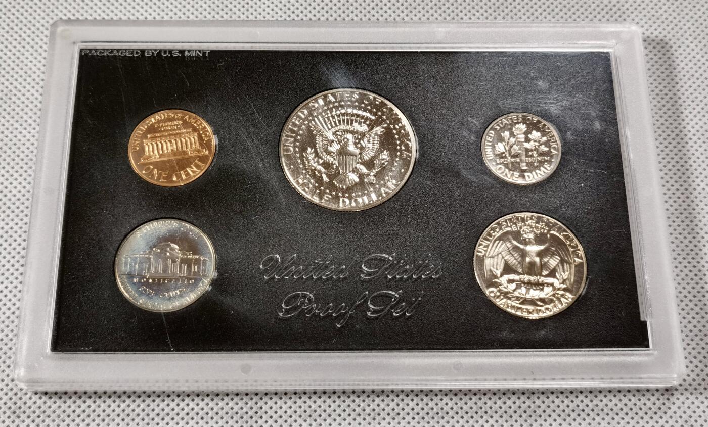  甄臻铺-世界币章拍卖（第15期）套币，现代银币专场。送拍享返佣金等优惠多多 美国1972年盒装精制套币，几乎未氧化