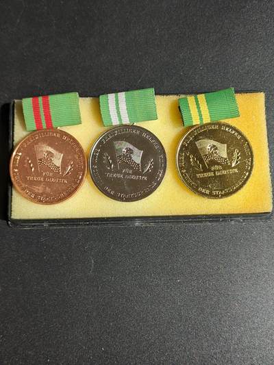 韵星假日拍卖第十三期 越南、东德小精品专场-- Rimey Holidays Auction 15（DDR & Việt Nam Special) 周日晚7点 7pm, Sunday - 民主德国保卫民主德国国界志愿者忠诚服务奖章铜级一等、银一等、金一等带盒全套