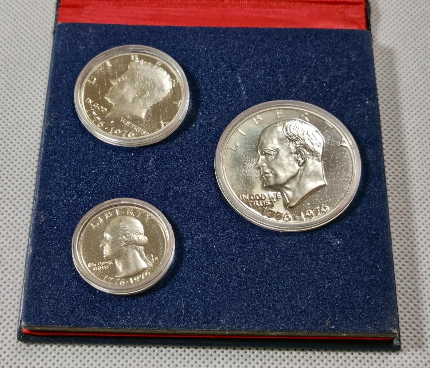  甄臻铺-世界币章拍卖（第15期）套币，现代银币专场。送拍享返佣金等优惠多多 美国1976年盒装建国精制纪念银币3枚套，几乎未氧化
