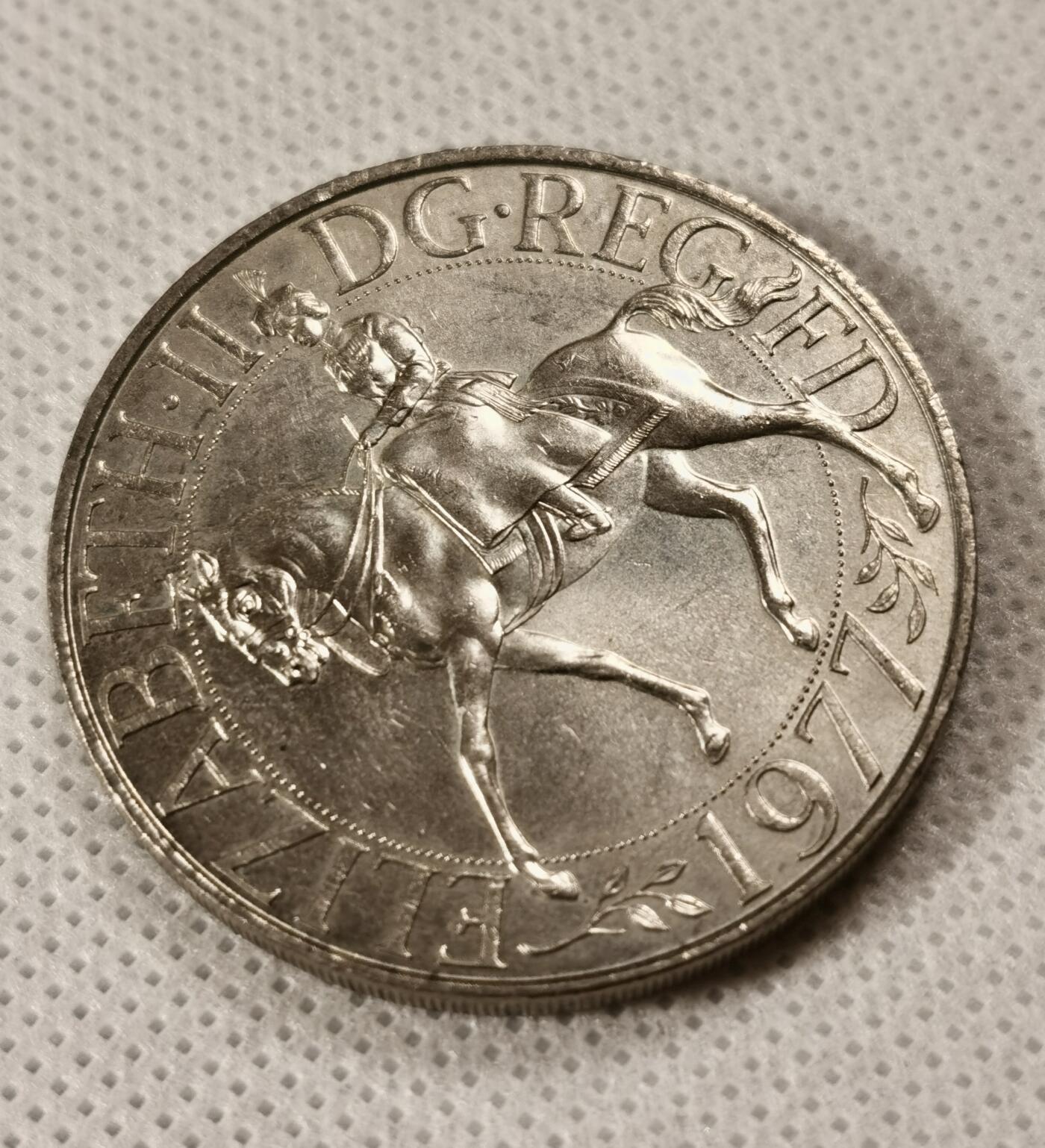  甄臻铺-世界币章拍卖（第15期）套币，现代银币专场。送拍享返佣金等优惠多多 英国1977年女王登基25周年克朗纪念币