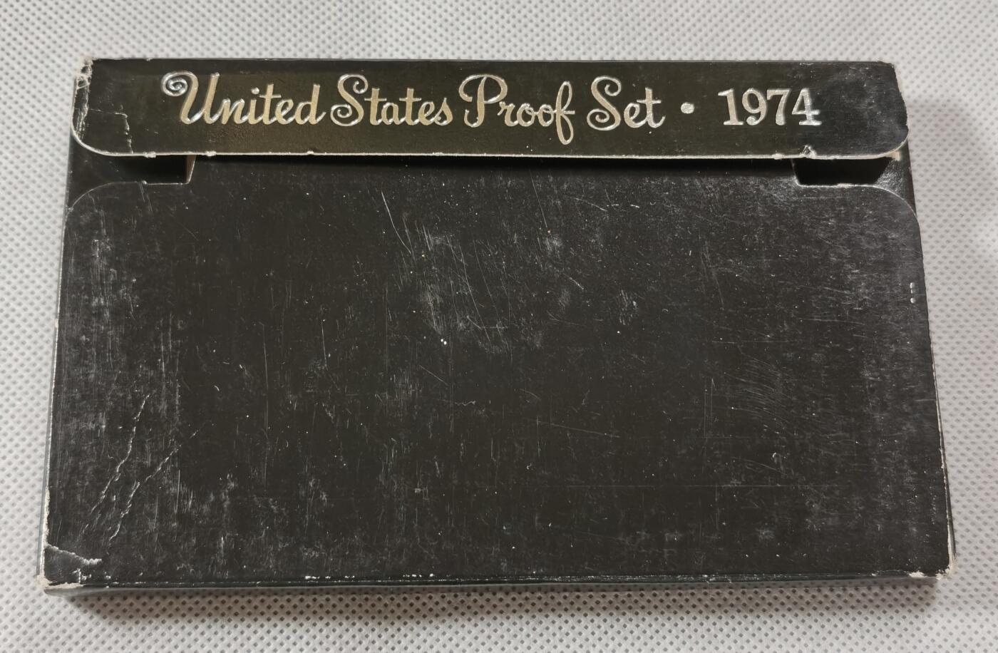  甄臻铺-世界币章拍卖（第15期）套币，现代银币专场。送拍享返佣金等优惠多多 美国1974年盒装精制套币，几乎未氧化