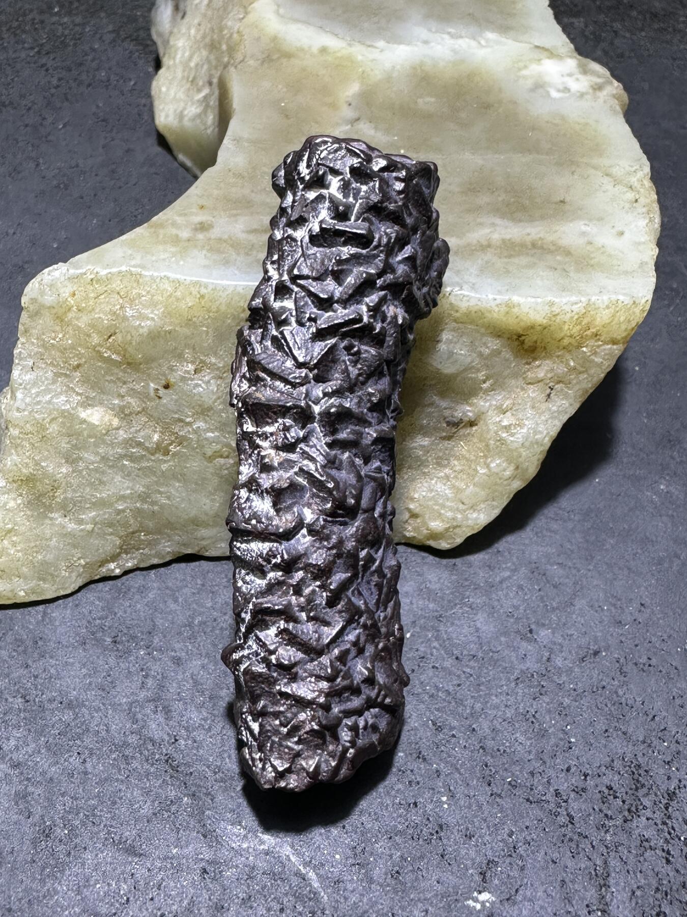 精美罕见戈壁管状黑金刚原石一块，