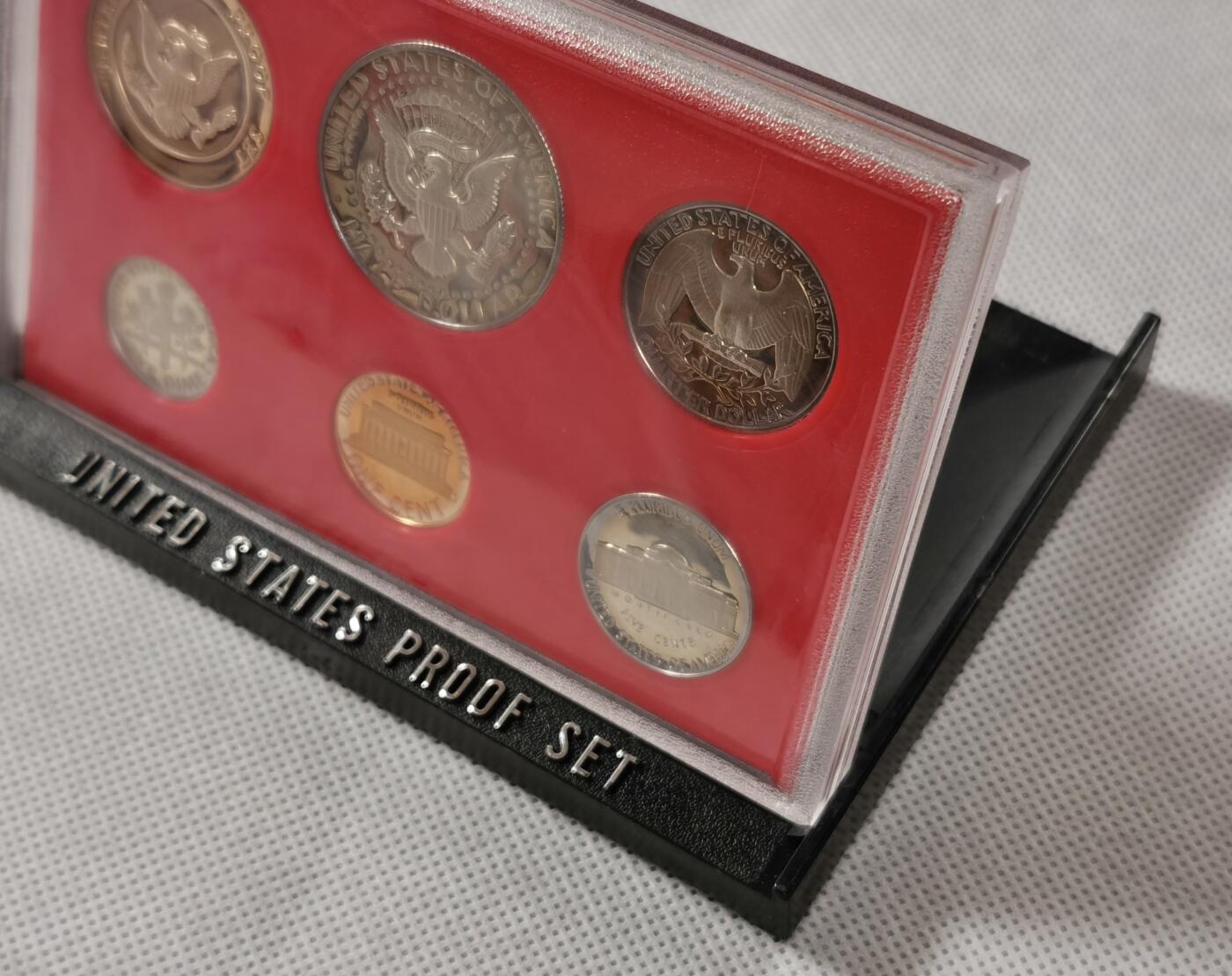  甄臻铺-世界币章拍卖（第15期）套币，现代银币专场。送拍享返佣金等优惠多多 美国1982年盒装精制套币带纪念章，几乎未氧化