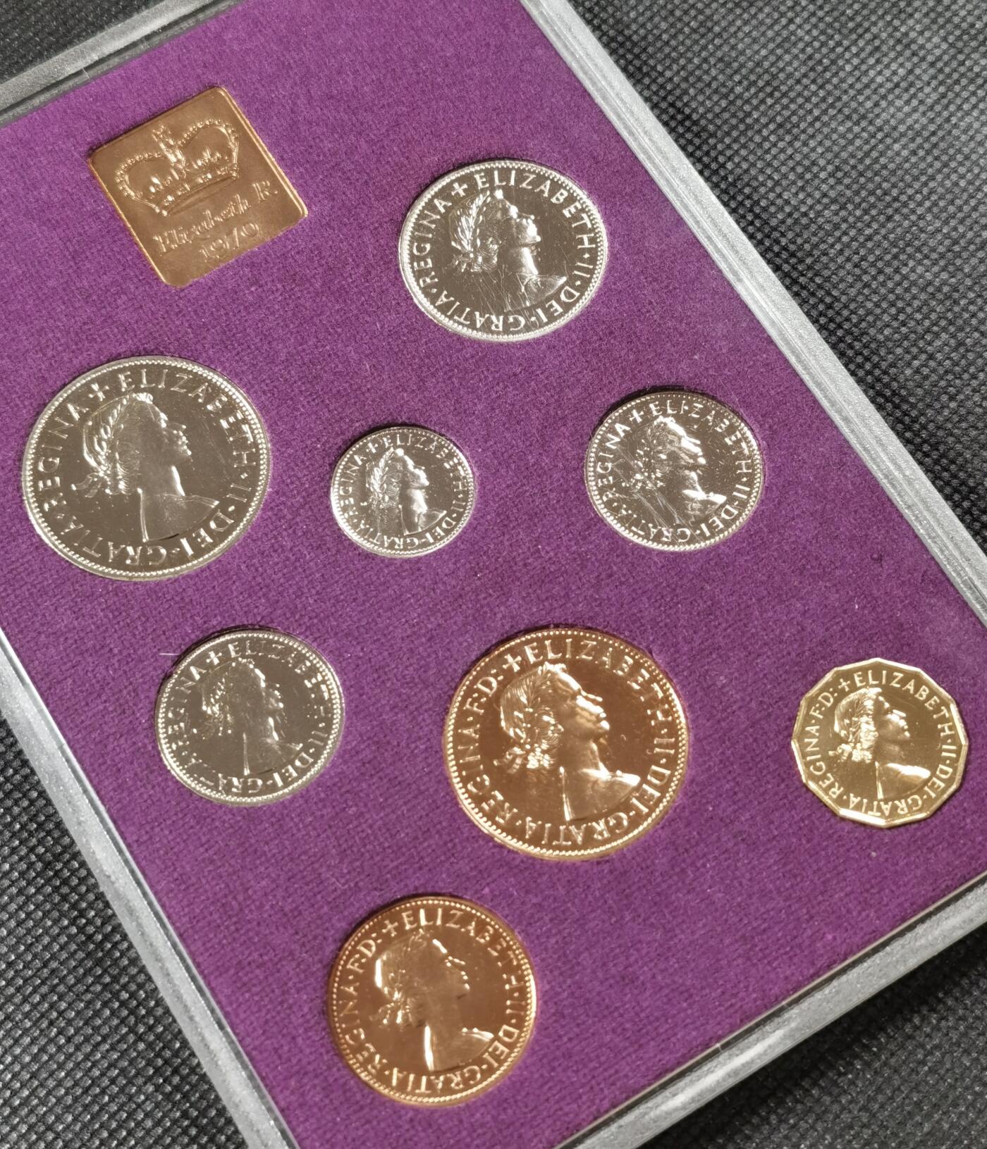  甄臻铺-世界币章拍卖（第15期）套币，现代银币专场。送拍享返佣金等优惠多多 1970年 英国精制套币 最后的旧制硬币 带皇家造币厂铜章 无外纸