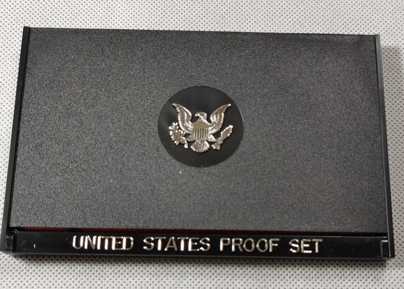  甄臻铺-世界币章拍卖（第15期）套币，现代银币专场。送拍享返佣金等优惠多多 美国1977年盒装精制套币，几乎未氧化