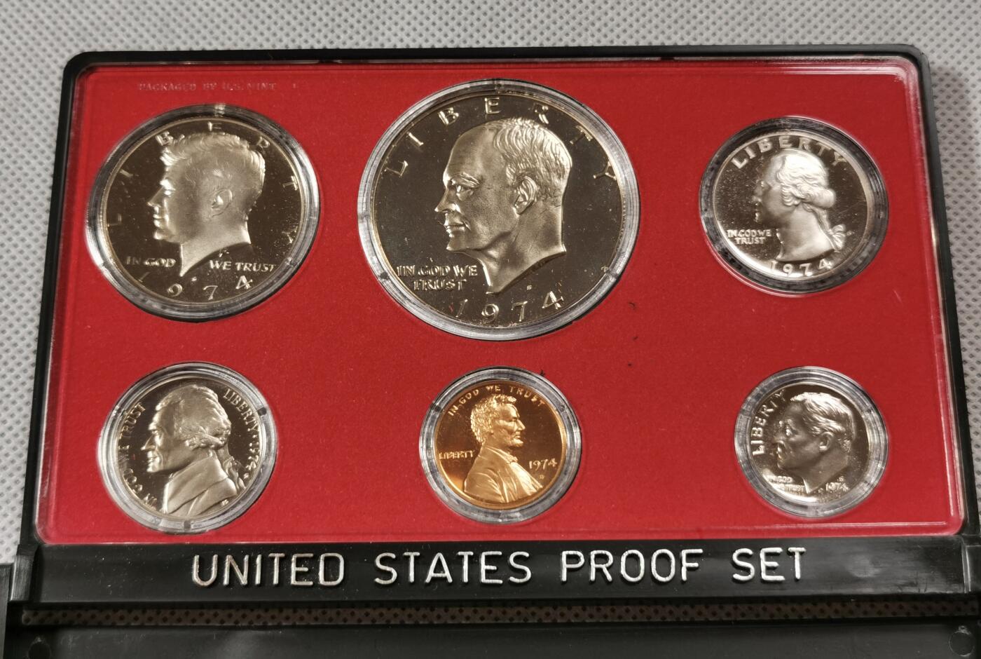  甄臻铺-世界币章拍卖（第15期）套币，现代银币专场。送拍享返佣金等优惠多多 美国1974年盒装精制套币，几乎未氧化