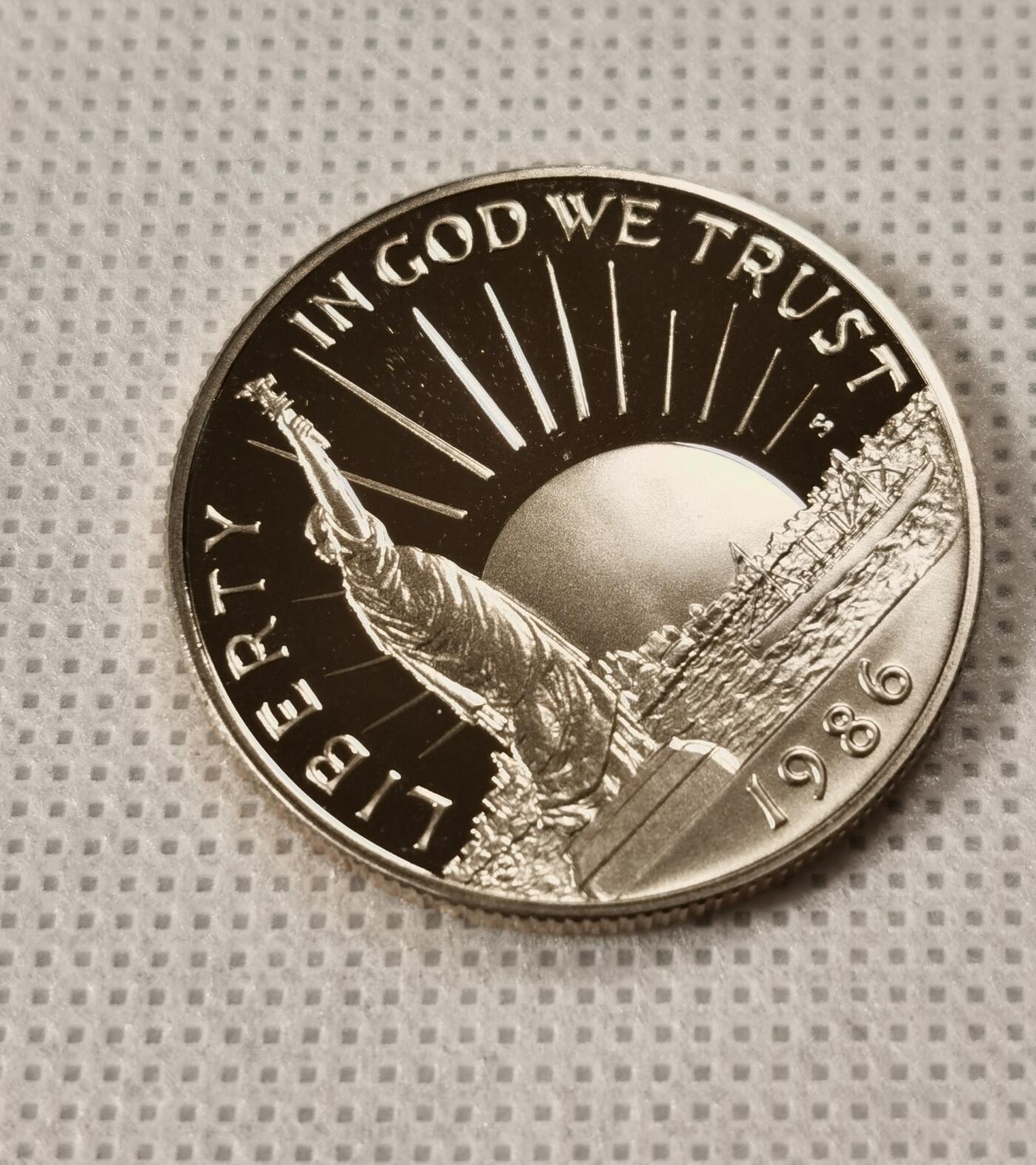  甄臻铺-世界币章拍卖（第15期）套币，现代银币专场。送拍享返佣金等优惠多多 美国1986年半美元精制纪念币，自由女神像纪念