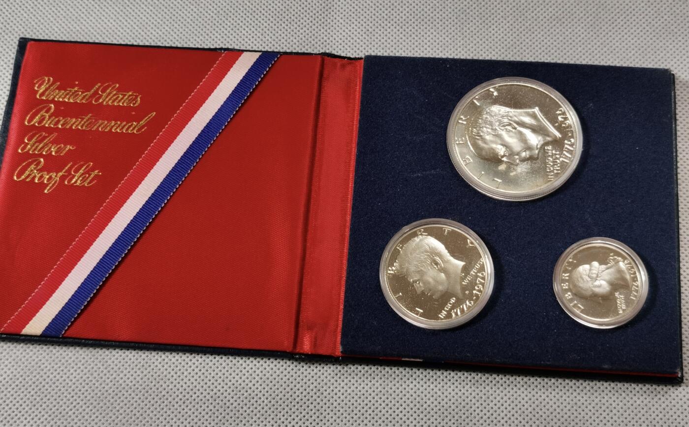  甄臻铺-世界币章拍卖（第15期）套币，现代银币专场。送拍享返佣金等优惠多多 美国1976年盒装建国精制纪念银币3枚套，几乎未氧化