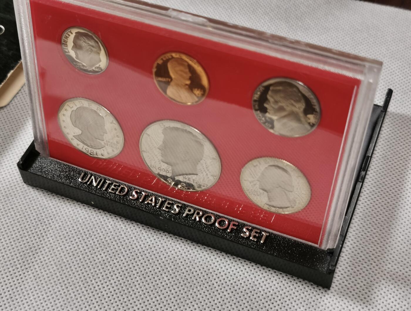  甄臻铺-世界币章拍卖（第15期）套币，现代银币专场。送拍享返佣金等优惠多多 美国1981年盒装精制套币，几乎未氧化