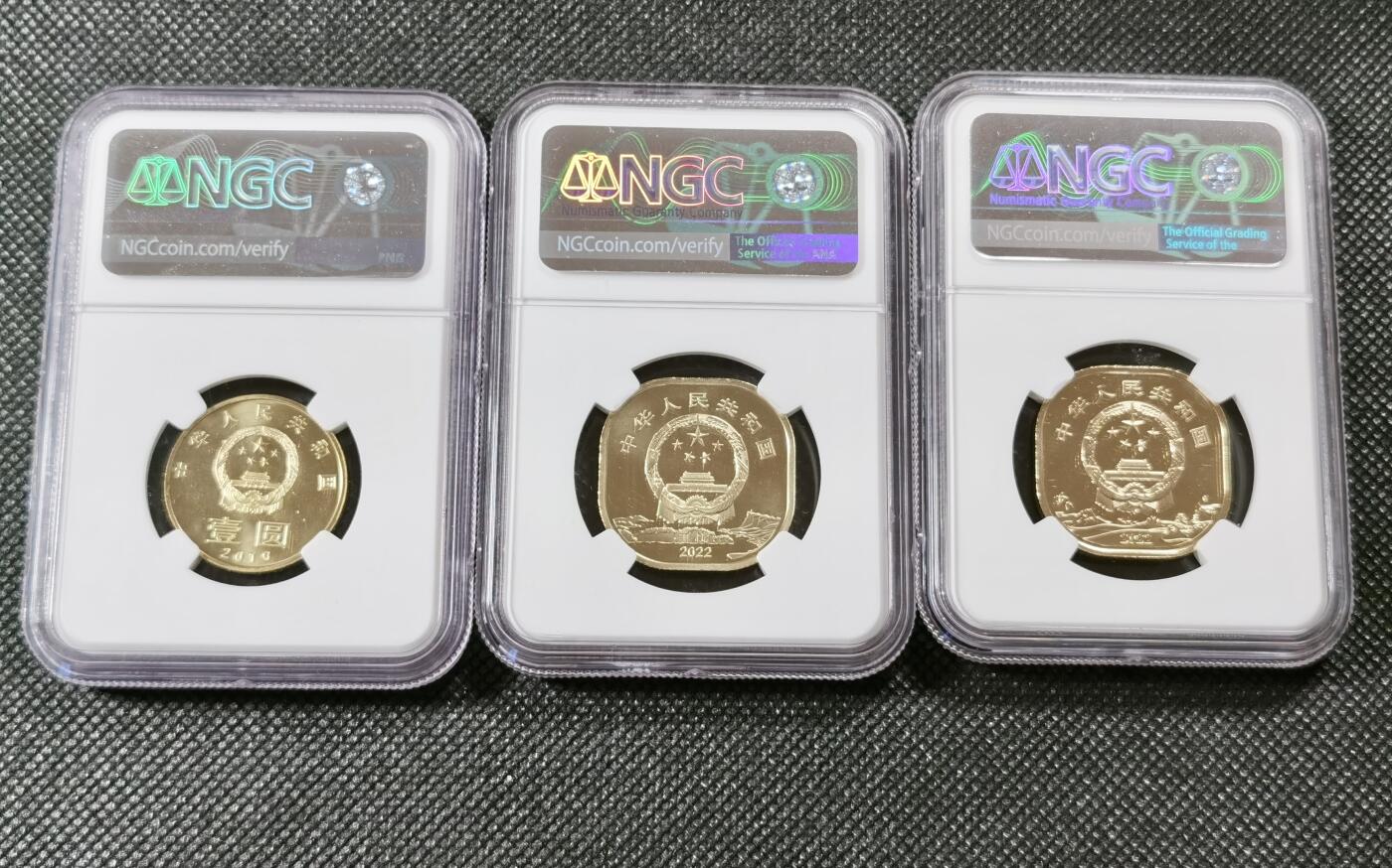  甄臻铺-世界币章拍卖（第15期）套币，现代银币专场。送拍享返佣金等优惠多多 NGC-MS66 2010中国和字纪念币1元，盒子有裂。NGC-MS67PL 2022中国黄山纪念币5元。NGC-MS67PL 2022中国峨眉山纪念币5元。三枚一组