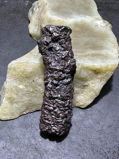 精美罕见戈壁管状黑金刚原石一块， - 精美罕见戈壁管状黑金刚原石一块，