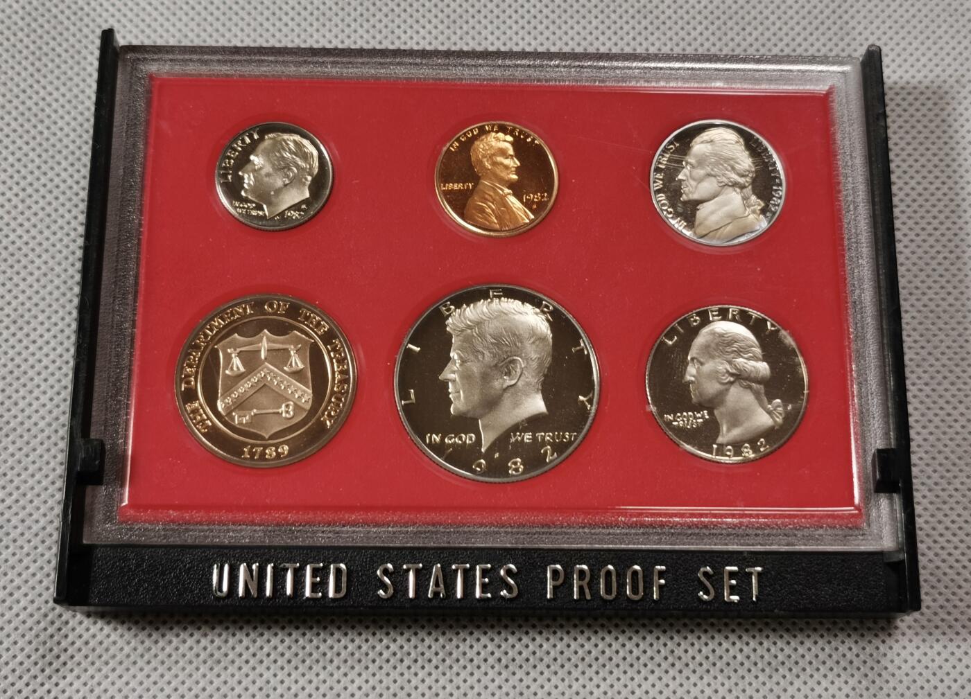  甄臻铺-世界币章拍卖（第15期）套币，现代银币专场。送拍享返佣金等优惠多多 美国1982年盒装精制套币带纪念章，几乎未氧化