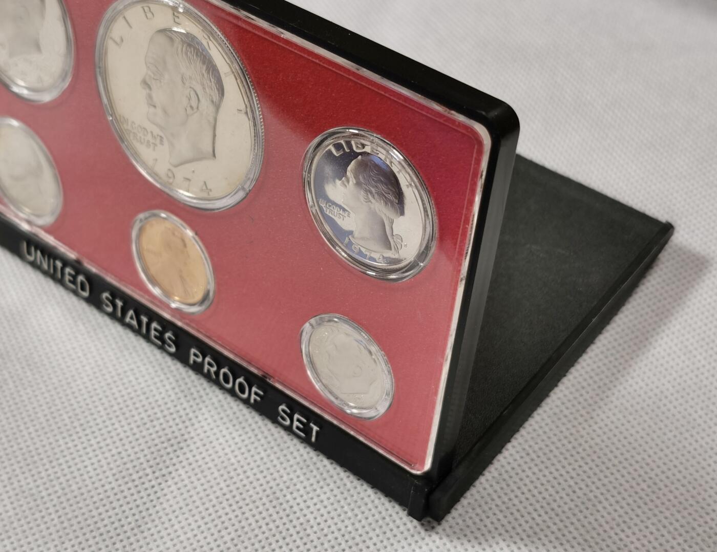  甄臻铺-世界币章拍卖（第15期）套币，现代银币专场。送拍享返佣金等优惠多多 美国1974年盒装精制套币，几乎未氧化