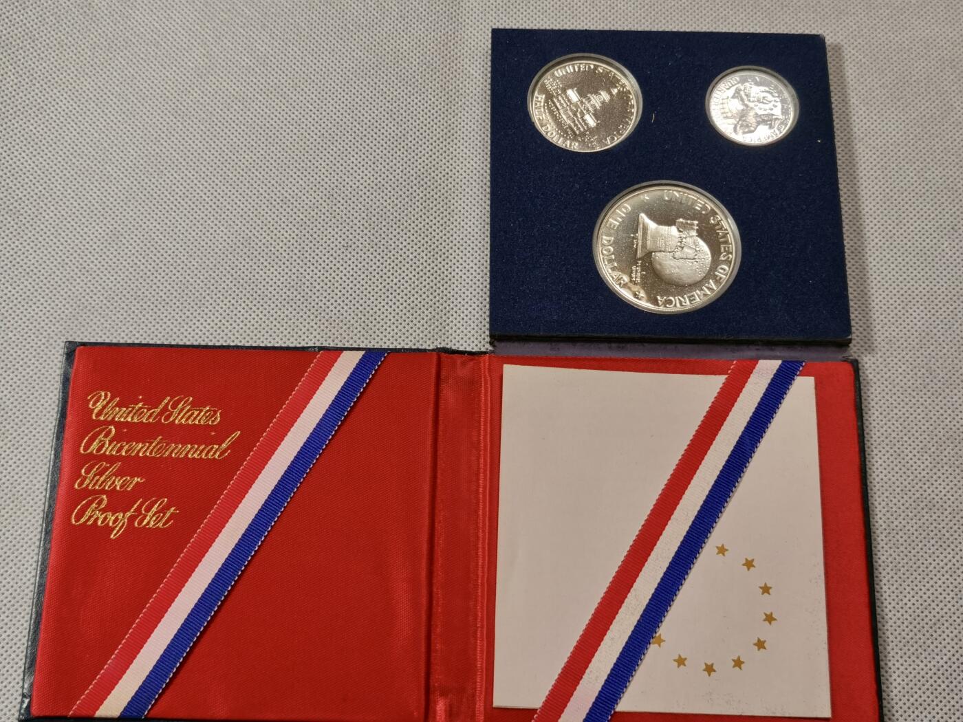  甄臻铺-世界币章拍卖（第15期）套币，现代银币专场。送拍享返佣金等优惠多多 美国1976年盒装建国精制纪念银币3枚套，几乎未氧化