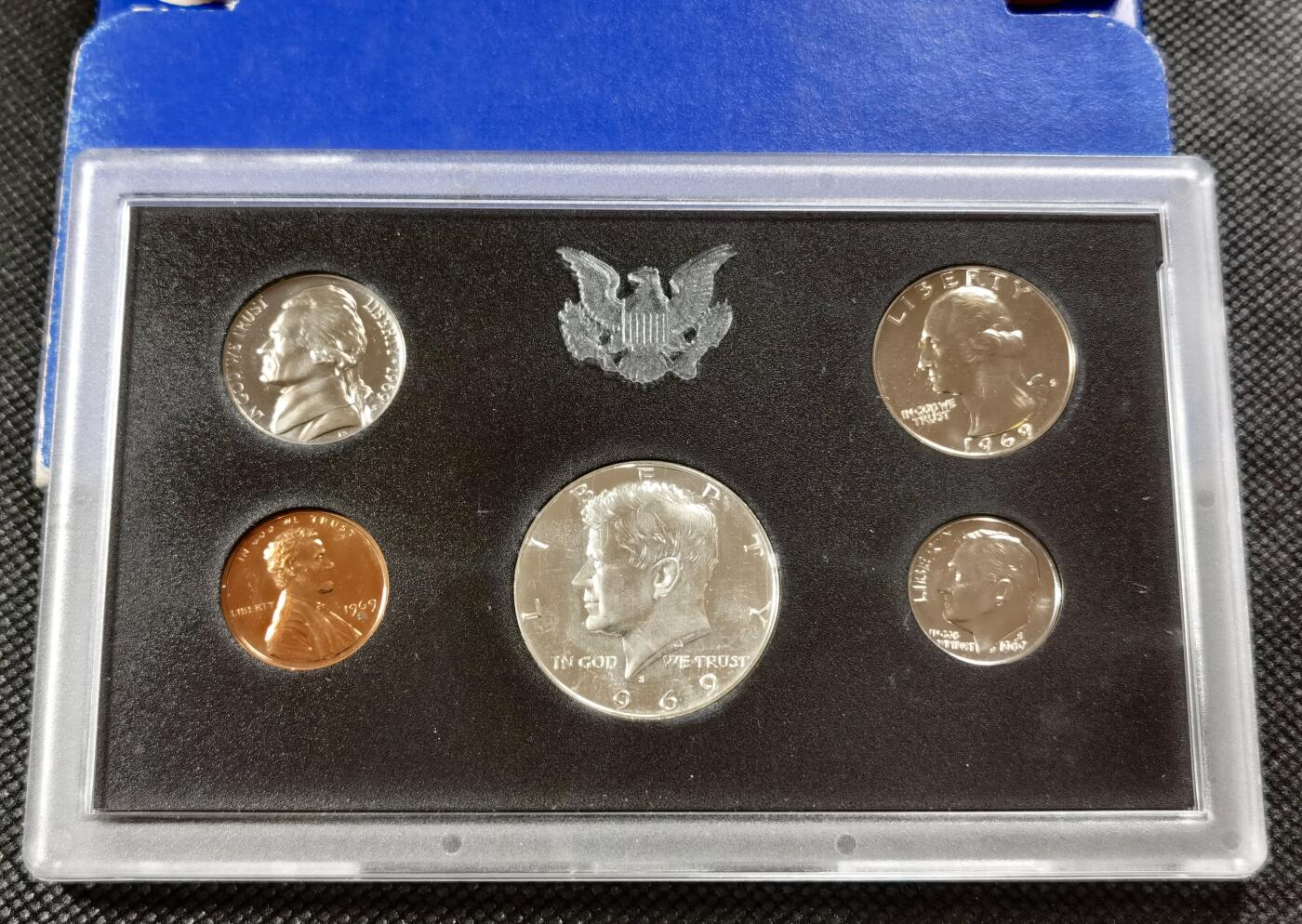  甄臻铺-世界币章拍卖（第15期）套币，现代银币专场。送拍享返佣金等优惠多多 美国1969年盒装精制套币含肯尼迪银币，几乎未氧化