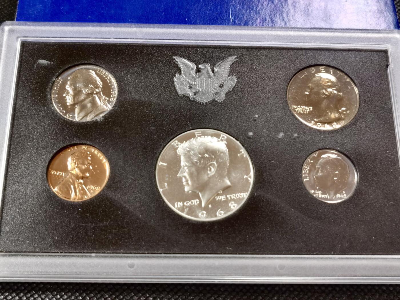  甄臻铺-世界币章拍卖（第15期）套币，现代银币专场。送拍享返佣金等优惠多多 美国1968年盒装精制套币含肯尼迪银币，几乎未氧化