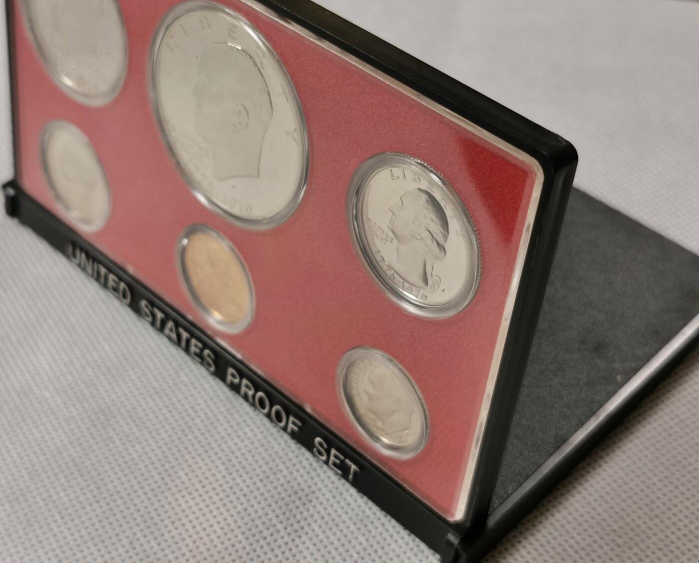  甄臻铺-世界币章拍卖（第15期）套币，现代银币专场。送拍享返佣金等优惠多多 美国1976年盒装精制套币，几乎未氧化