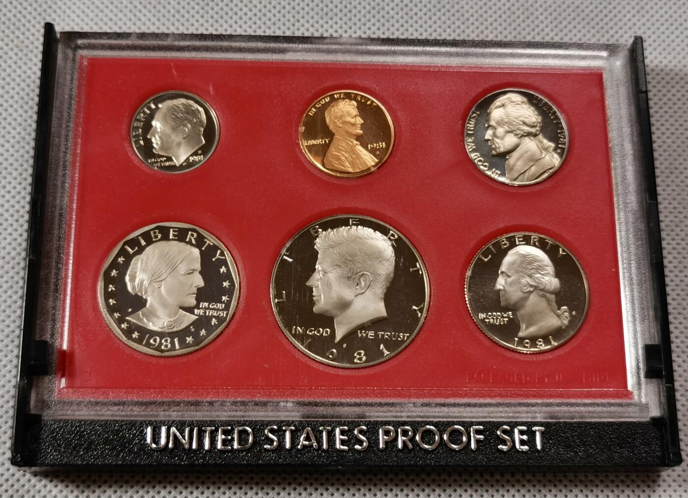  甄臻铺-世界币章拍卖（第15期）套币，现代银币专场。送拍享返佣金等优惠多多 美国1981年盒装精制套币，几乎未氧化