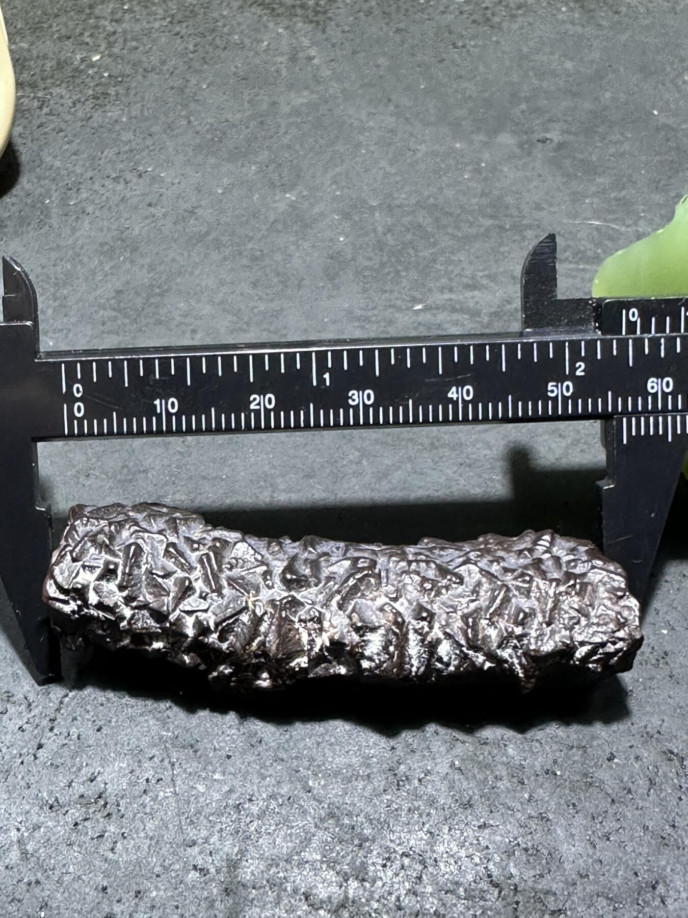 精美罕见戈壁管状黑金刚原石一块，