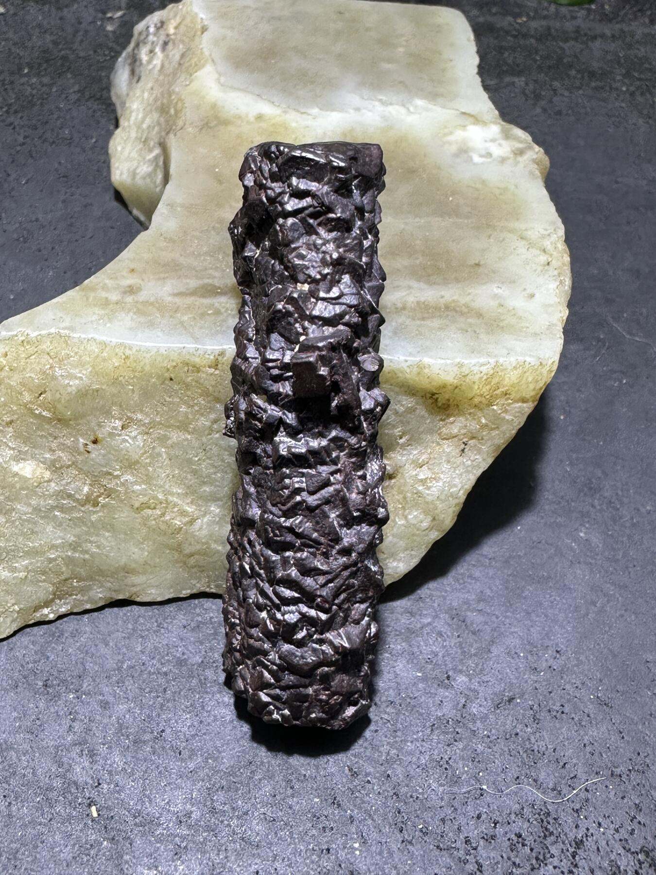 精美罕见戈壁管状黑金刚原石一块，