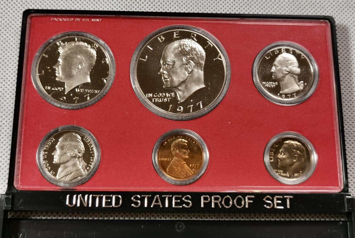  甄臻铺-世界币章拍卖（第15期）套币，现代银币专场。送拍享返佣金等优惠多多 美国1977年盒装精制套币，几乎未氧化