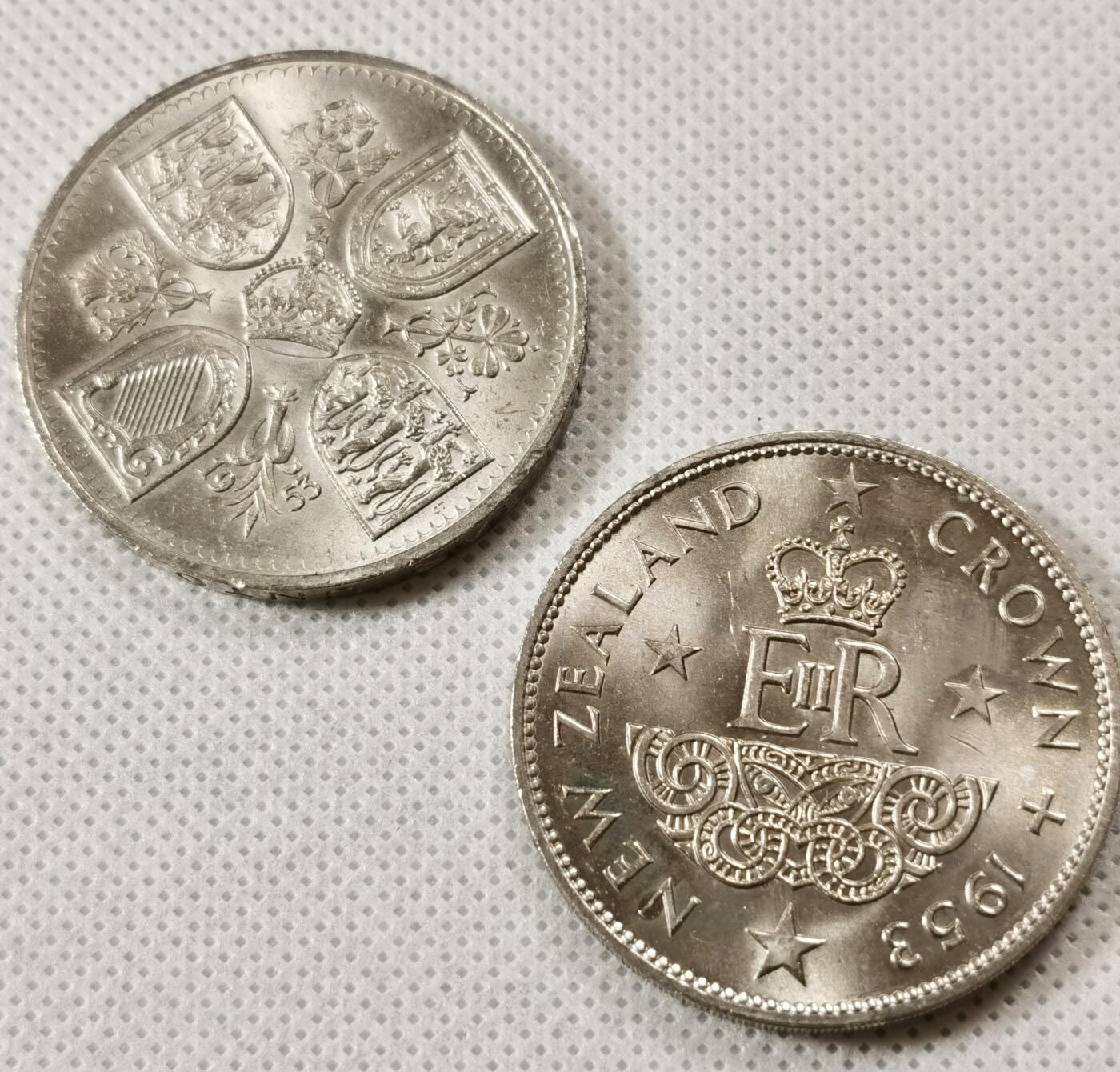  甄臻铺-世界币章拍卖（第15期）套币，现代银币专场。送拍享返佣金等优惠多多 新西兰、英国1953年伊丽莎白二世女王登基克朗纪念币2枚，带盒