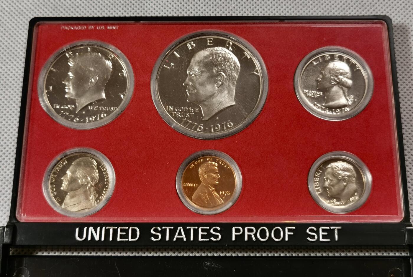  甄臻铺-世界币章拍卖（第15期）套币，现代银币专场。送拍享返佣金等优惠多多 美国1976年盒装精制套币，几乎未氧化