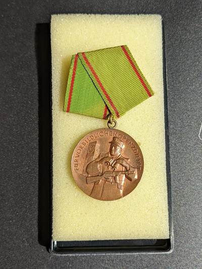 韵星假日拍卖第十三期 越南、东德小精品专场-- Rimey Holidays Auction 15（DDR & Việt Nam Special) 周日晚7点 7pm, Sunday - 民主德国边防服务模范奖章带原盒 少见高等级