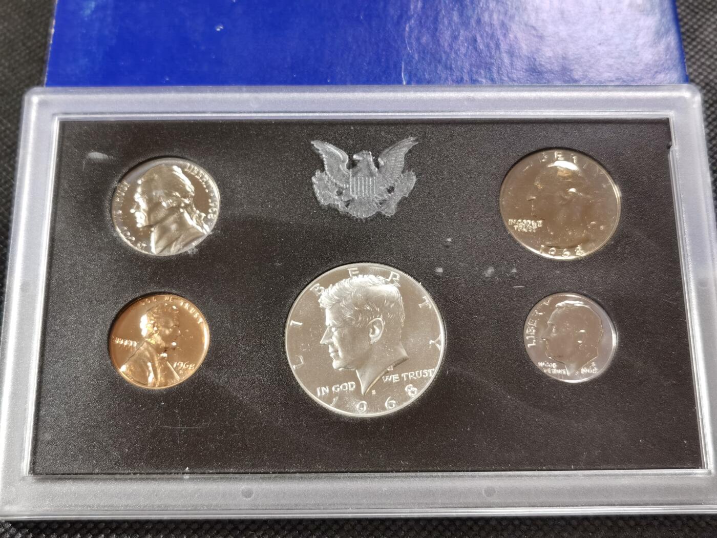  甄臻铺-世界币章拍卖（第15期）套币，现代银币专场。送拍享返佣金等优惠多多 美国1968年盒装精制套币含肯尼迪银币，几乎未氧化