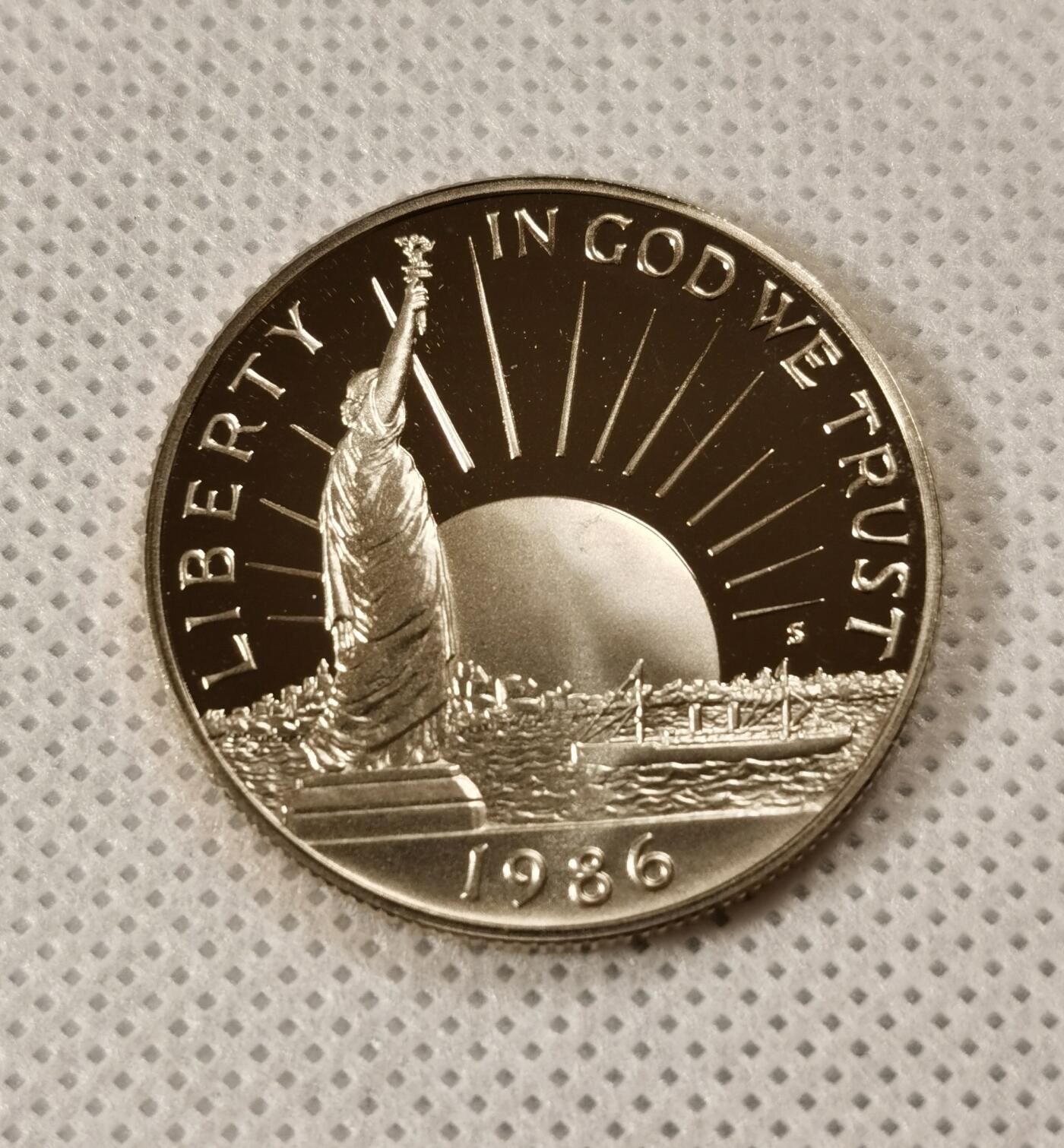  甄臻铺-世界币章拍卖（第15期）套币，现代银币专场。送拍享返佣金等优惠多多 美国1986年半美元精制纪念币，自由女神像纪念