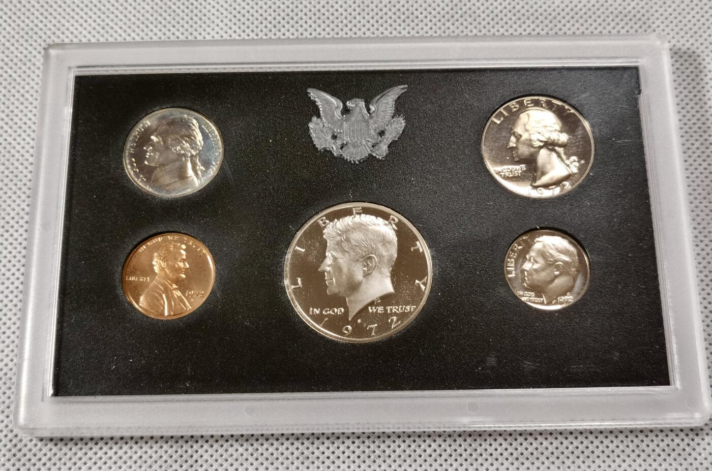  甄臻铺-世界币章拍卖（第15期）套币，现代银币专场。送拍享返佣金等优惠多多 美国1972年盒装精制套币，几乎未氧化