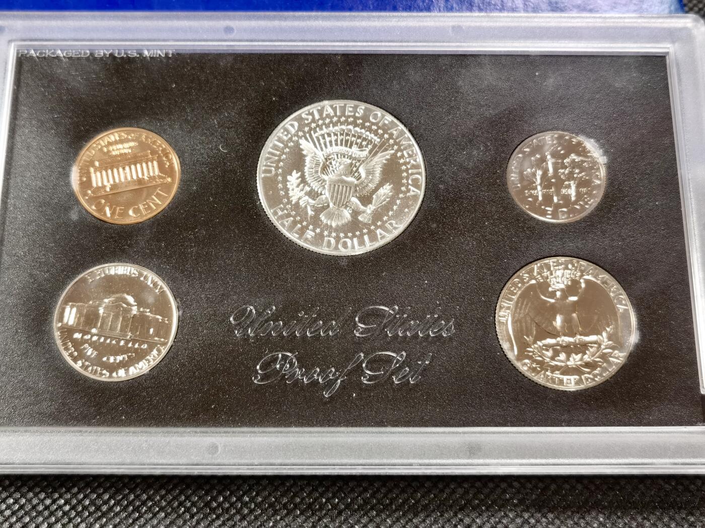  甄臻铺-世界币章拍卖（第15期）套币，现代银币专场。送拍享返佣金等优惠多多 美国1968年盒装精制套币含肯尼迪银币，几乎未氧化