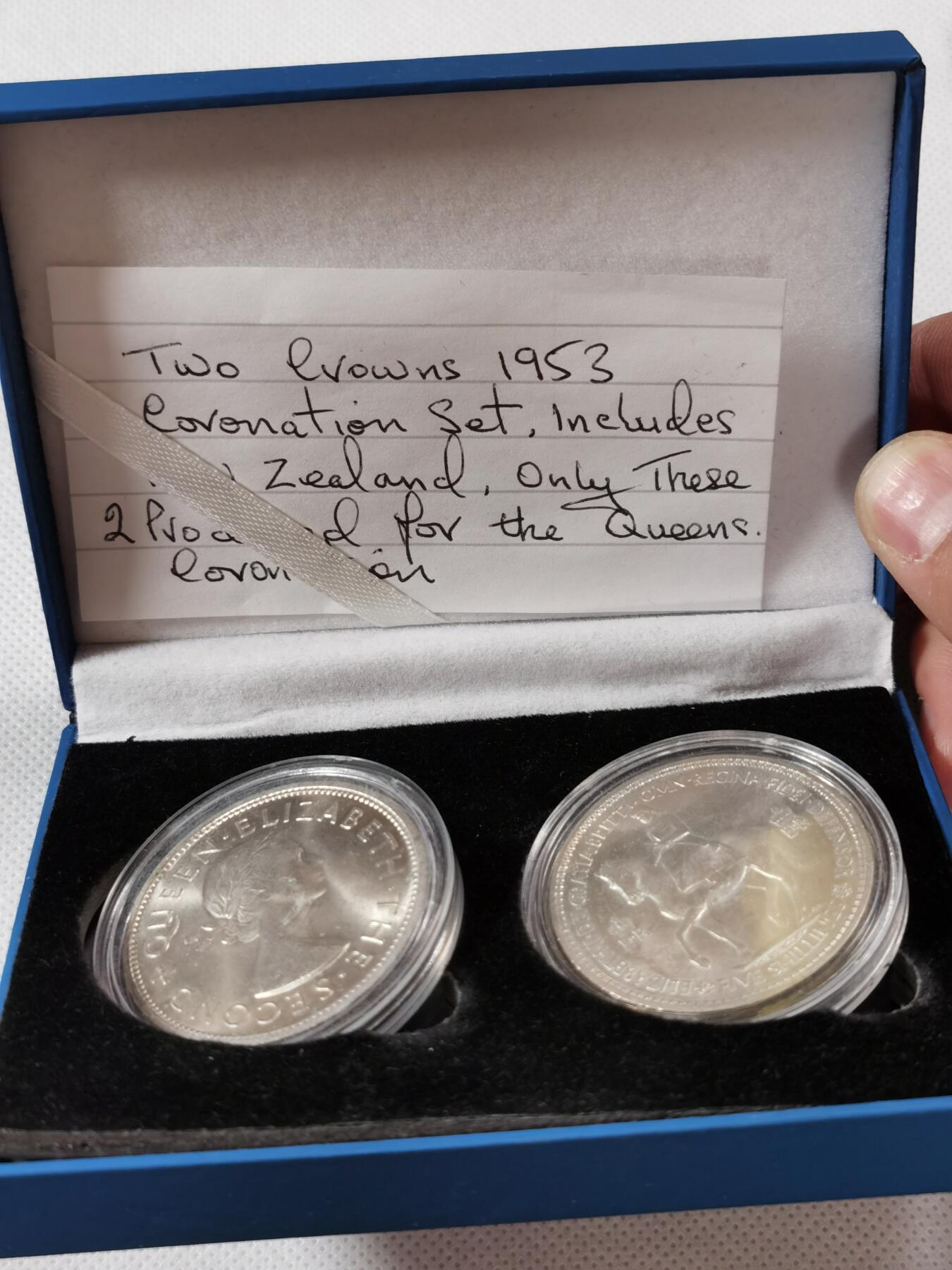  甄臻铺-世界币章拍卖（第15期）套币，现代银币专场。送拍享返佣金等优惠多多 新西兰、英国1953年伊丽莎白二世女王登基克朗纪念币2枚，带盒