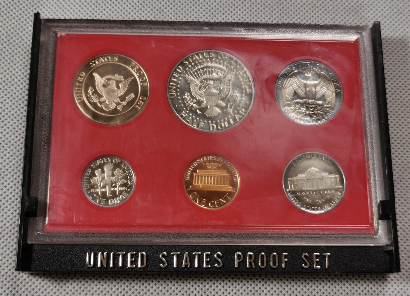  甄臻铺-世界币章拍卖（第15期）套币，现代银币专场。送拍享返佣金等优惠多多 美国1982年盒装精制套币带纪念章，几乎未氧化