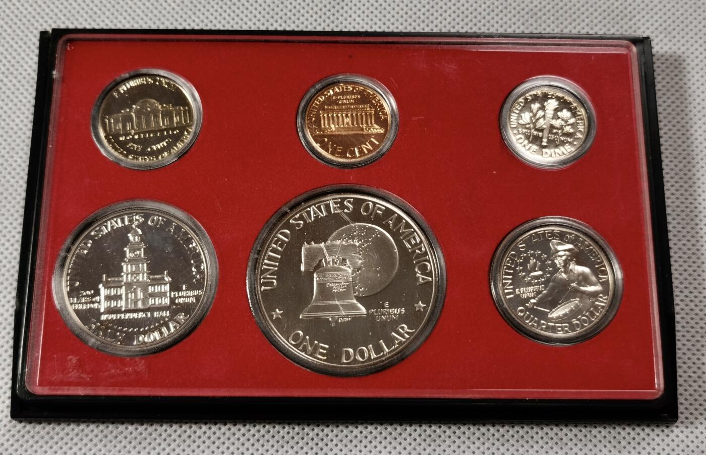  甄臻铺-世界币章拍卖（第15期）套币，现代银币专场。送拍享返佣金等优惠多多 美国1976年盒装精制套币，几乎未氧化